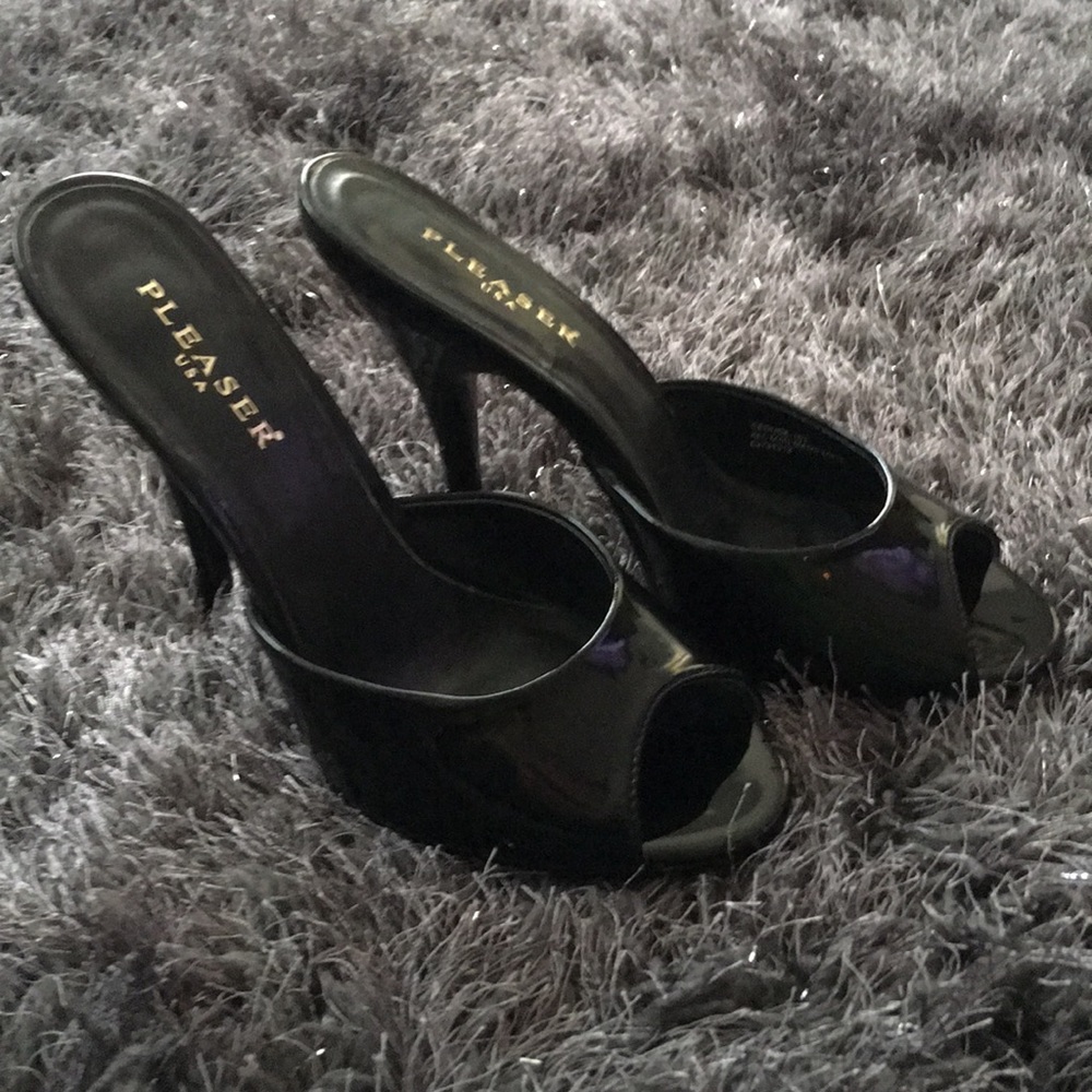 Black Pleaser Pinup Heels